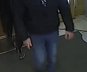 Pobicie obcokrajowców w Toruniu. Policja nadal szuka tych mężczyzn