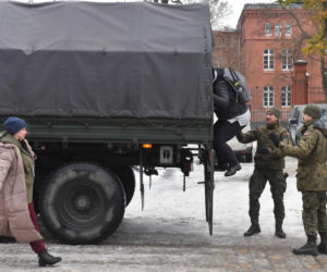 W Toruniu na siarczystym mrozie szkolą się cywile
