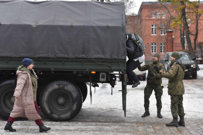 W Toruniu na siarczystym mrozie szkolą się cywile