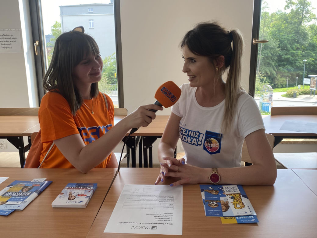 Wakacyjny patrol Eska Summer City w olsztyńskim oddziale Szkoły Policealnej Pascal