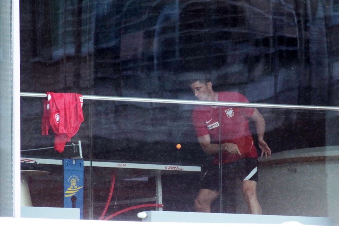 Robert Lewandowski gra w ping-pong