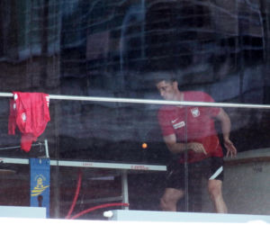 Robert Lewandowski gra w ping-pong
