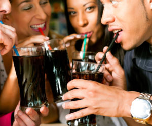 Codziennie pijesz napoje typu light? Dietetycy wyjaśniają ich wpływ na organizm