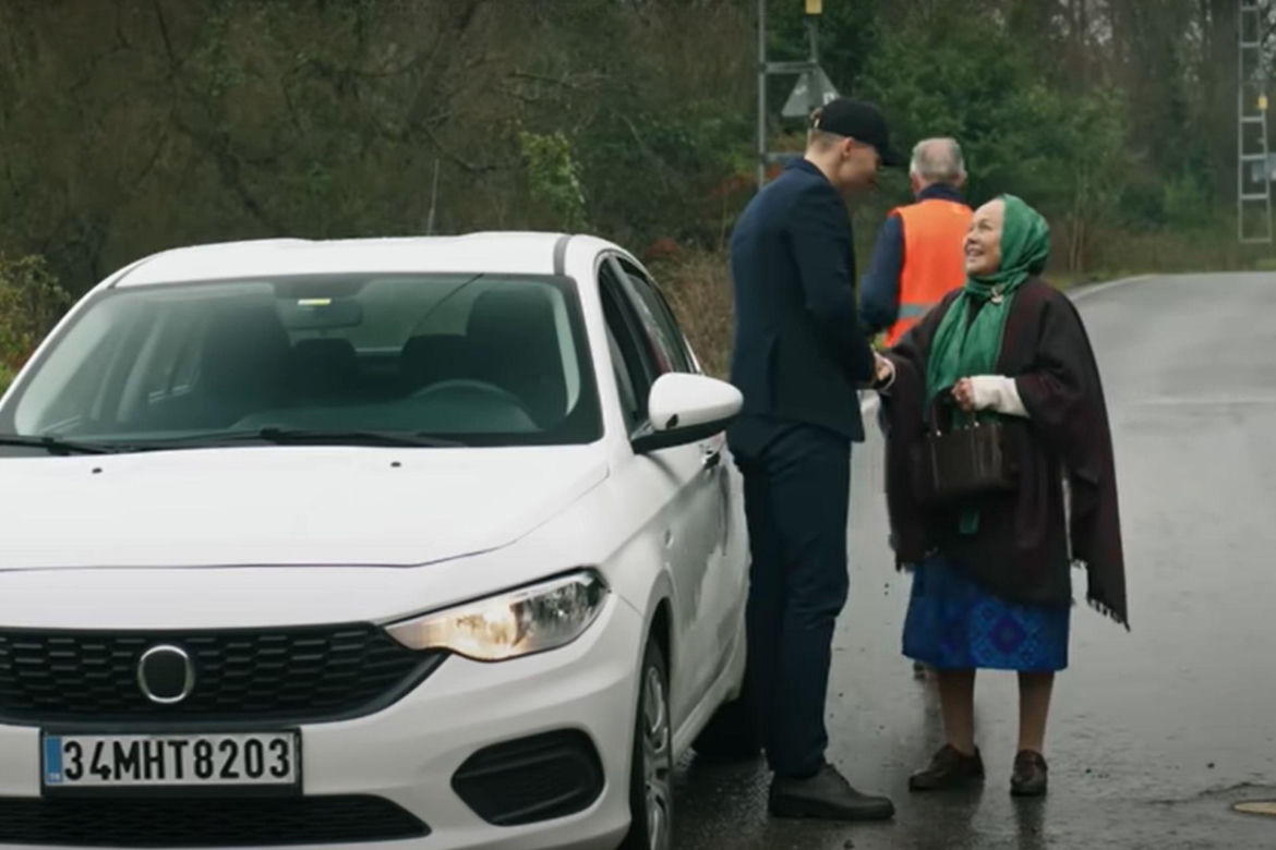 Bulent zaproponuje Zumrut podwózkę. Ta zgodzi się, widząc w nim przyjaciela Zeynep 