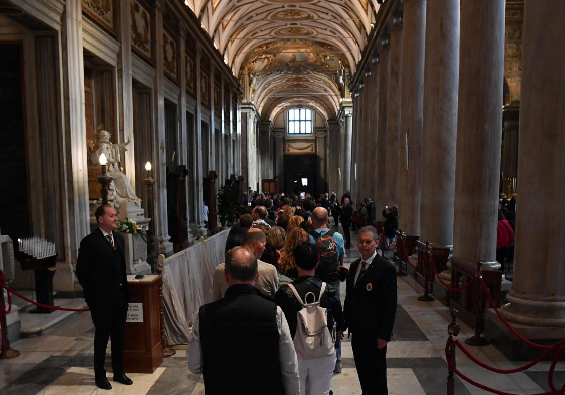 Wierni odwiedzają grób papieża Franciszka