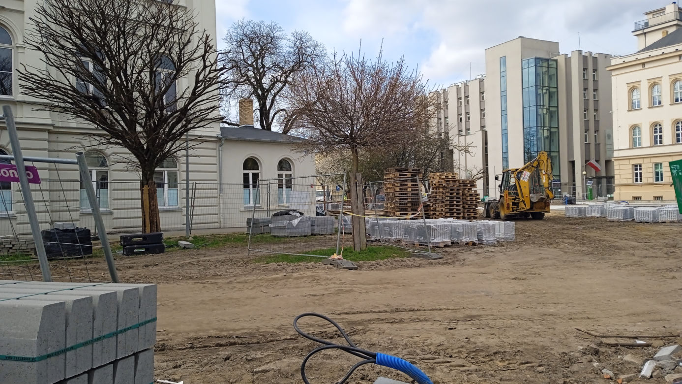 Modernizacja placu Słowiańskiego w Zielonej Górze. Jak przebiegają prace?