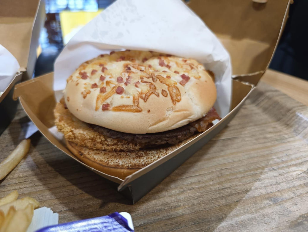 Zjadłam Burgera Drwala w Polsce i w Czechach. U nas królują kurki. A tam? Tego się nie spodziewaliście!