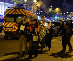 Ewakuacja ludzi z klubu Bataclan