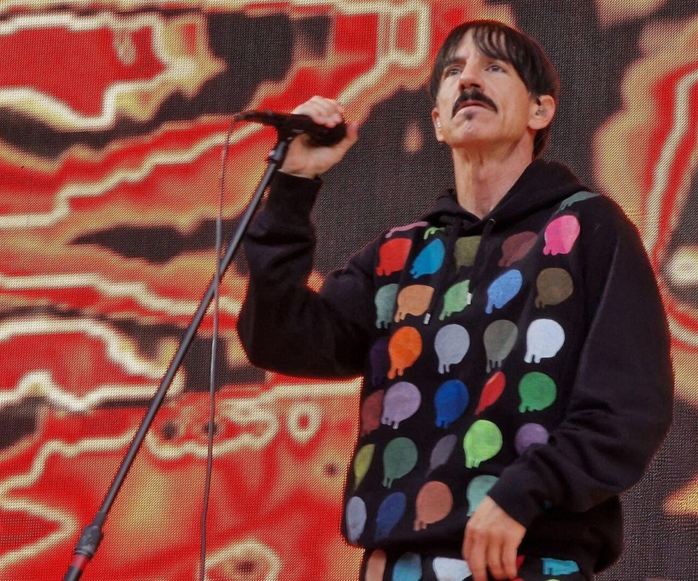 Anthony Kiedis śpiewa do mikrofonu na scenie. O jego opinii na temat zespołu Ramones przeczytasz na EskaRock.