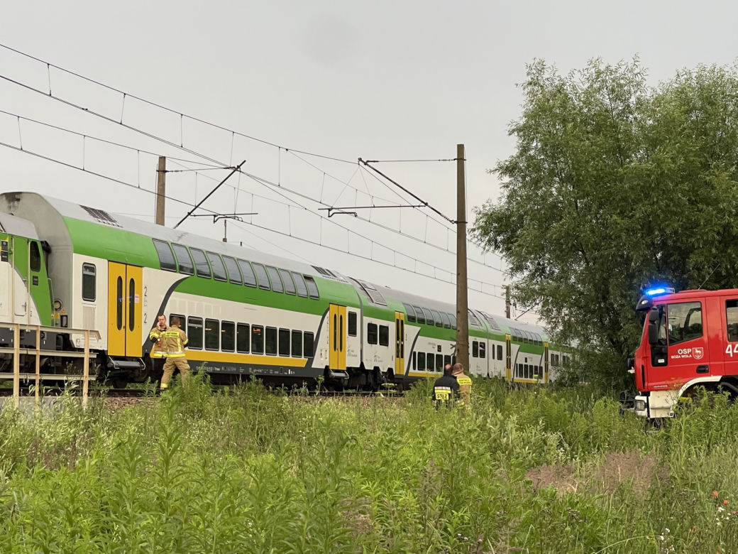 Piętrus Kolei Mazowieckich rozjechał 40-latka. Makabra na torach pod Grodziskiem