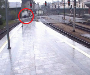 Tego jeszcze nie było! Pijany w sztok wjechał autem... na peron Dworca Głównego!