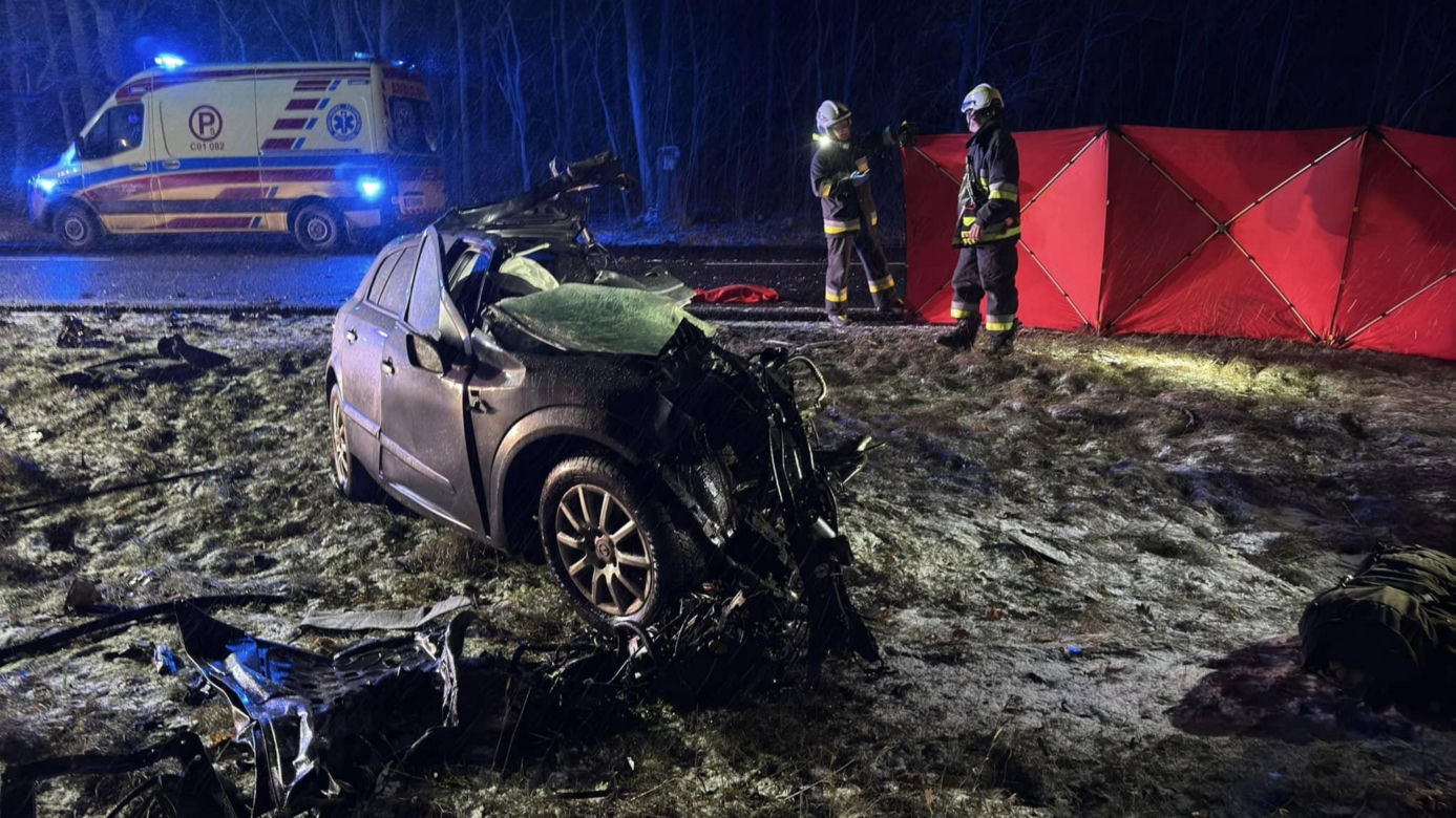 Makabryczny wypadek na DK10. Samochód rozerwany na strzępy. Kierowca nie przeżył