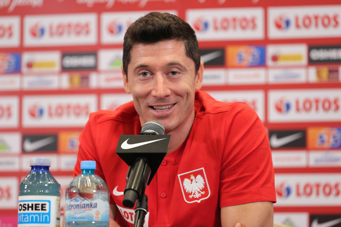 Robert Lewandowski na spacerze z rodziną