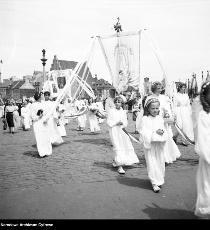 Uroczystość Bożego Ciała w Warszawie celebrowana przez Prymasa Polski kardynała Stefana Wyszyńskiego - 1957 rok