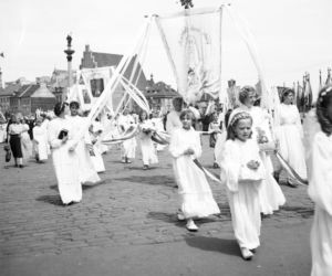 Uroczystość Bożego Ciała w Warszawie celebrowana przez Prymasa Polski kardynała Stefana Wyszyńskiego - 1957 rok