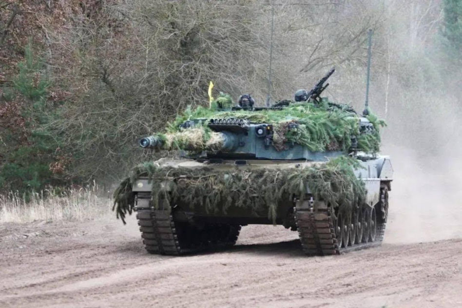 Koniec ery T-72 w Czechach. 42 czołgi Leopard 2A4 w komplecie