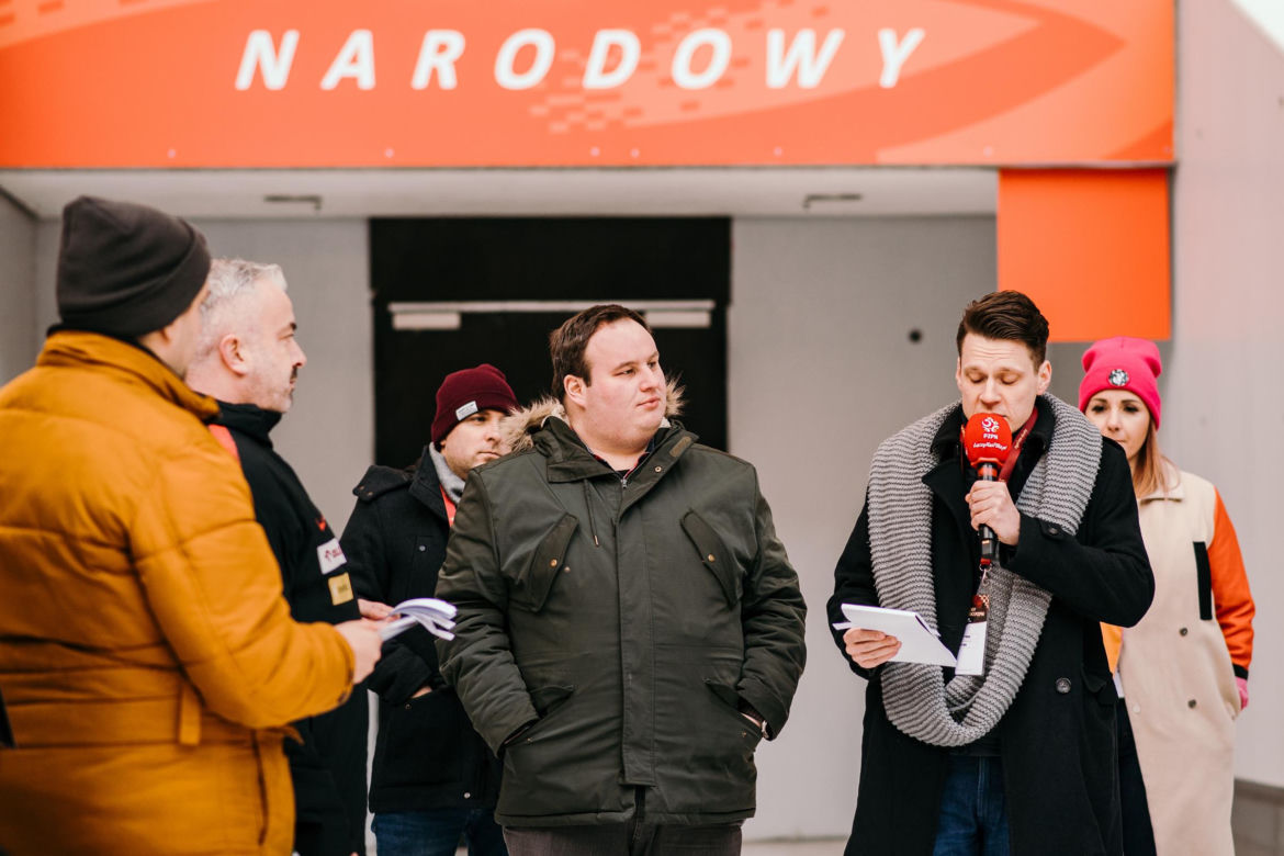 Ksiądz Marcin Stopka został spikerem stadionowym