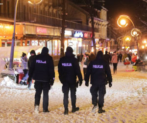 Noc w Zakopanem minęła spokojnie, ale o scenach na Krupówkach głośno już na całym świecie
