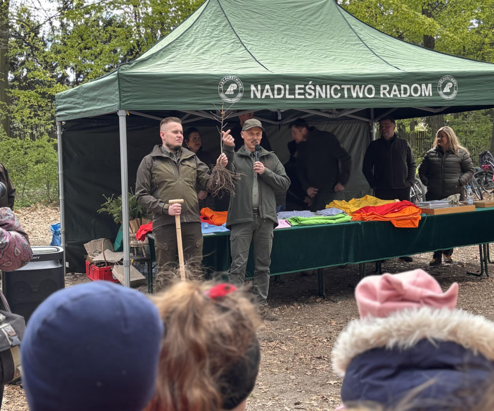 Uczniowie z Radomia i okolicy wzięli udział w akcji „Sadzenia Lasu”. To z okazji Międzynarodowego Dnia Lasów