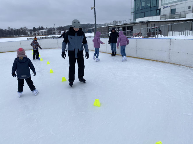 Lodowisko w Centrum Rekreacyjno-Sportowym Ukiel