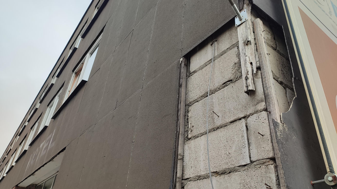 "Czarny budynek" w Lesznie pokrywają azbestowe płyty 