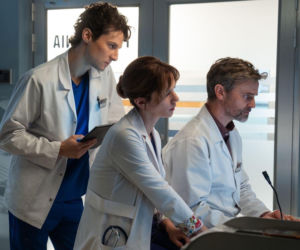 Na dobre i na złe odc. 983. Kamil Zawada (Jakub Łopatka), Paweł Gracz (Marcin Sianko), Gloria (Aleksandra Grabowska)