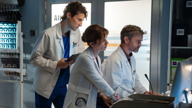 Na dobre i na złe odc. 983. Kamil Zawada (Jakub Łopatka), Paweł Gracz (Marcin Sianko), Gloria (Aleksandra Grabowska)