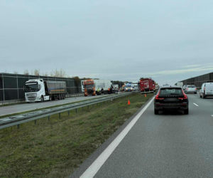 Pożar ciężarówki, potem wypadek. Laweta wioząca busy wjechała w tira na A2