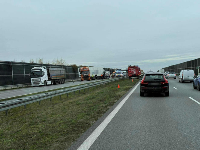 Pożar ciężarówki, potem wypadek. Laweta wioząca busy wjechała w tira na A2