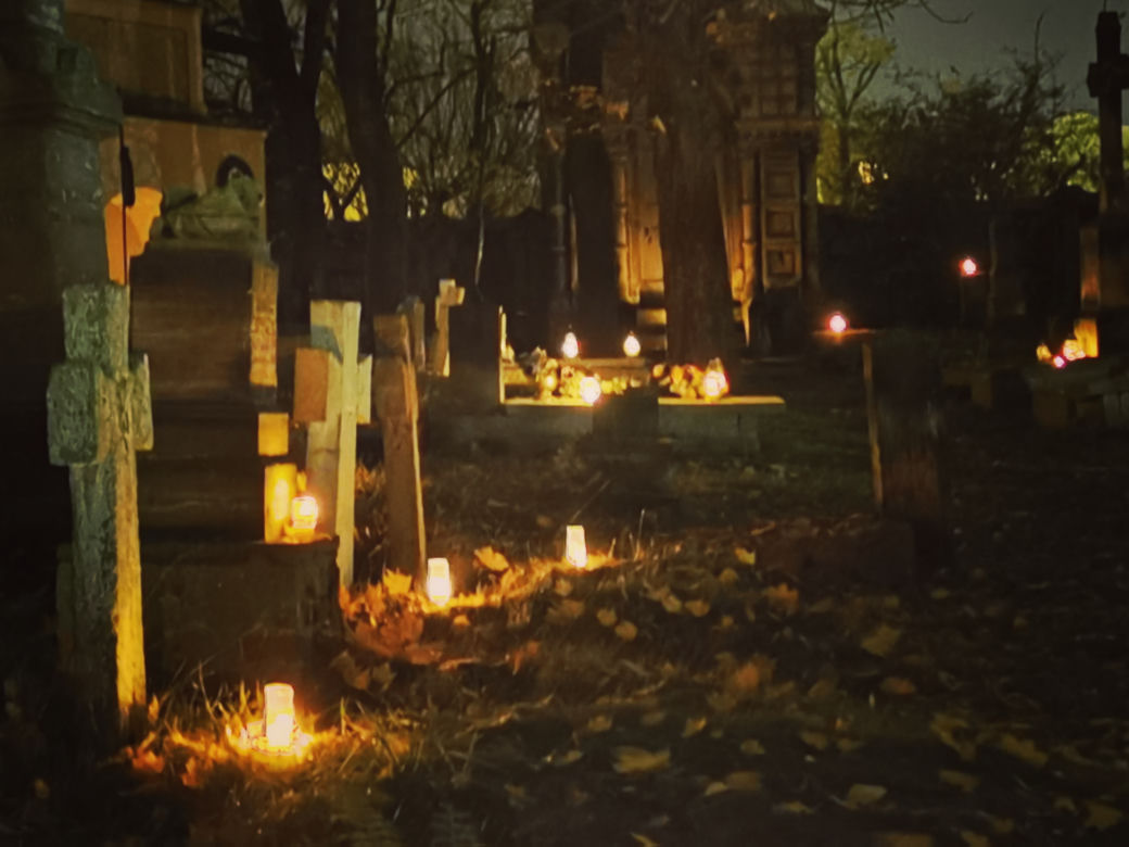 Kaliskie cmentarze nocą
