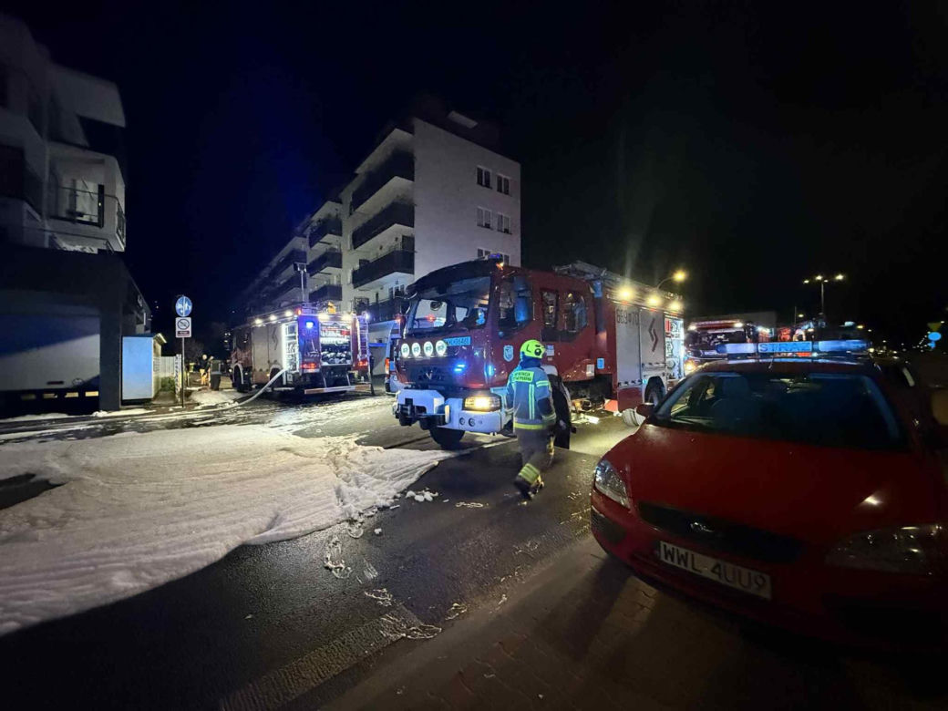 Pokazali jak wygląda wnętrze spalonego garażu w Ząbkach. Ogień pojawił się w nocy. Ewakuowano 300 osób