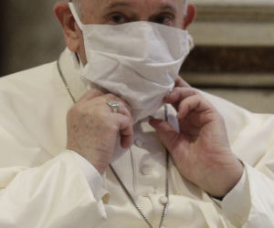 Papież założył maseczkę