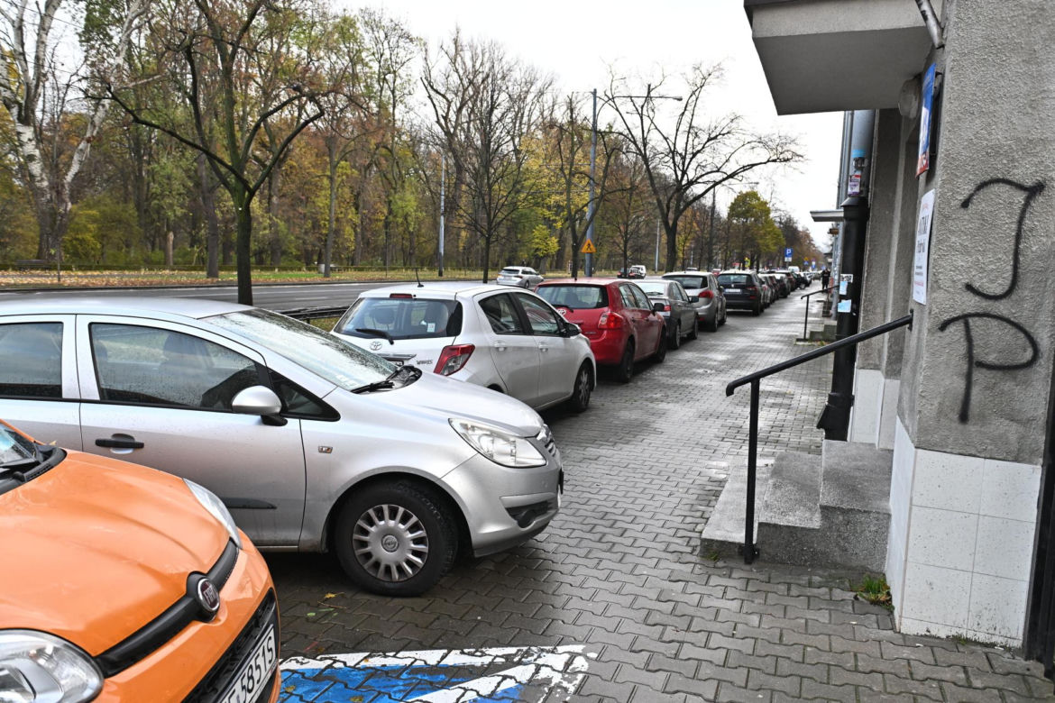 Na al. Waszyngtona parkowanie tylko równoległe. Mieszkańcy są wściekli na zmiany wprowadzane przez drogowców 