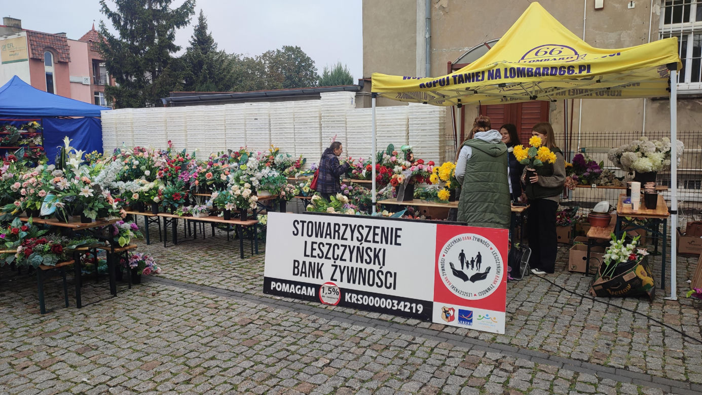 Nowe życie wiązanek i zniczy w Banku Żywności w Lesznie