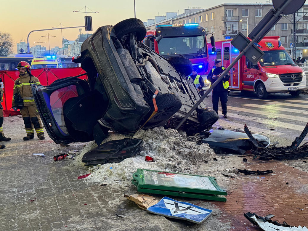 Śmigłowiec ratunkowy na placu Szembeka! Zderzenie samochodów, jeden z nich uderzył w kobietę i dziecko
