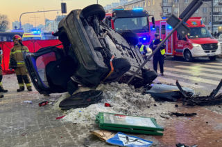 Śmigłowiec ratunkowy na placu Szembeka! Zderzenie samochodów, jeden z nich uderzył w kobietę i dziecko