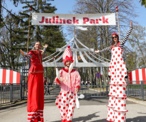 Cyrkowa majówka w Julinek Park. Poznaj świat, w którym dzieje się wszystko