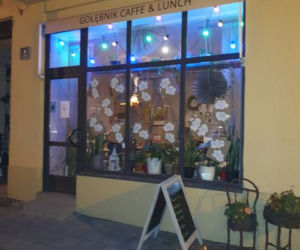 Znicze przed restauracjami w Poznaniu