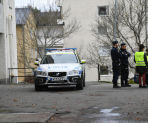 Tragedia! Dźgnął nożem swoje dzieci, a potem wyrzucił je przez balkon. Jedno zmarło