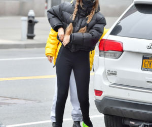Gigi Hadid na spacerze z córką