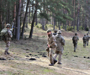 Brytyjscy żołnierze, ćwiczenia na poligonie
