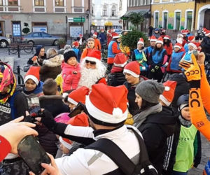Miał rower i mnóstwo pomocników. Święty Mikołaj odwiedził plac Kazimierza