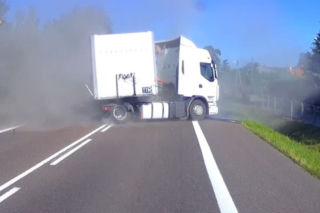 Nagle zjechał na przeciwległy pas. Tragedia była blisko WIDEO