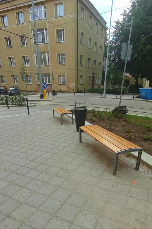 "Wysyp" ławek na ulicy Boguchwaly