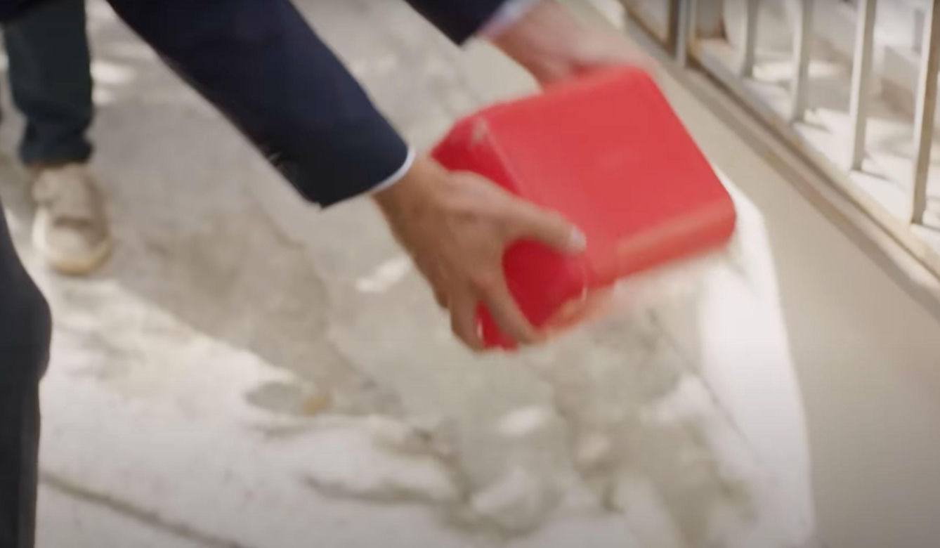 Sila ucieka Alperowi i przyłapuje Kuzeya w łóżku z Bahar. 