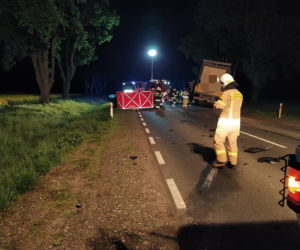 Ujazdówek. Przerażające ZDJĘCIA z wypadku na DK nr 60! Nie żyje kierowca citroena, który uderzył w volvo
