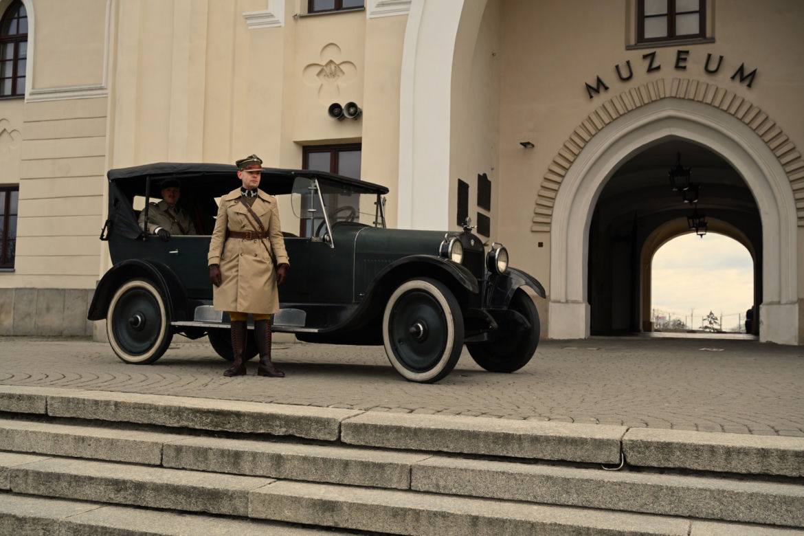 Na dziedzińcu zamkowym zaparkował wyjątkowy samochód. To gwiazda serialowa i filmowa