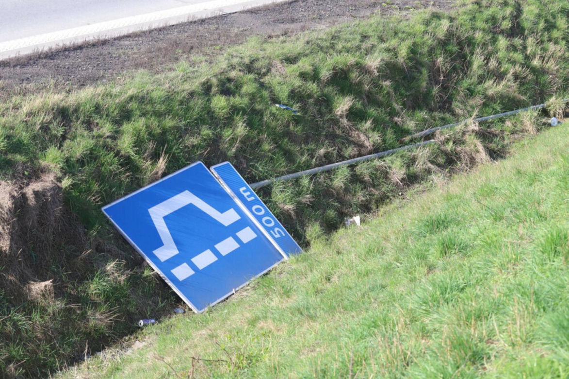 Straszny wypadek na autostradzie A4. Bus przygnieciony przez ciężarówkę, trzy osoby nie żyją 