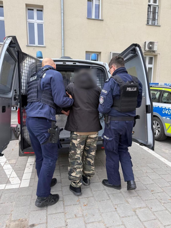 Przebrali się za policjantów i ruszyli na napad! Kajdanki, broń i groźby tortur