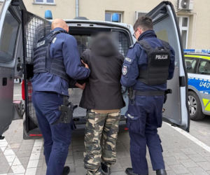 Przebrali się za policjantów i ruszyli na napad! Kajdanki, broń i groźby tortur
